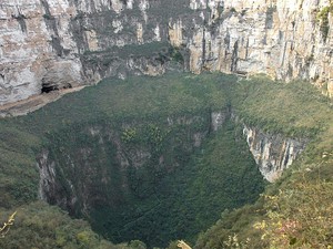 Lubang Besar Muncul di Sumbar, di China Ada Sinkhole Terbesar