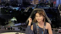 Yensen Indiani merupakan mantan anggota JKT48 yang  sering kulineran seru. Seperti ini ketika Yense makan malam di  Lounge in The Sky. Foto: Instagram @ceseniy