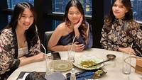 Bersama teman-temannya, wanita yang sering dipanggil Cesen ini sedang makan malam di restoran mewah dengan pemandangan indah. Foto: Instagram @ceseniy
