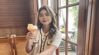 Kali ini wanita kelahiran 1999 itu pun tampak menikmati segelas minuman segar di sebuah kafe estetik. Foto: Instagram @ceseniy