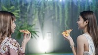 Cesen juga pernah terlihat momen makannya saat menikmati potongan pizza sambil ngobrol seru di pinggir kolam. Foto: Instagram @ceseniy