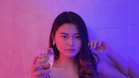 Dengan gaya kerennya, mantan anggota JKT48 itu berpose sembari memegang segelas minuman. Foto: Instagram @ceseniy
