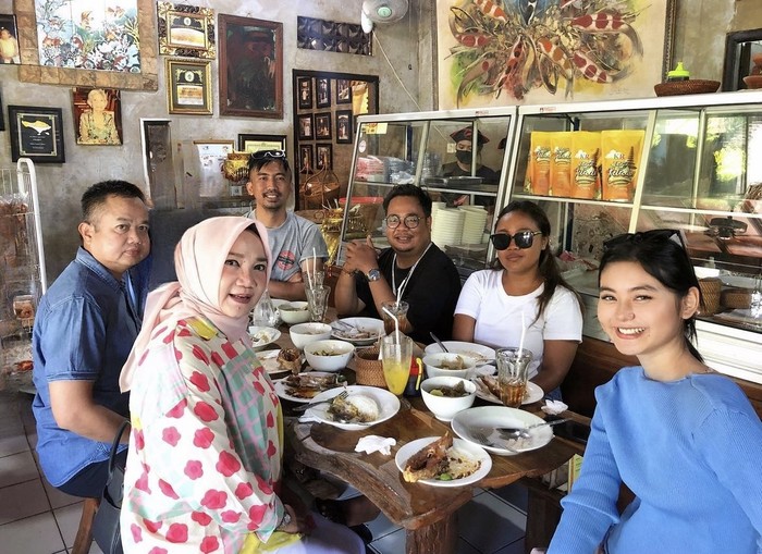 10 Keseruan Yensen Indiani Teman Dekat Marshel Widianto Saat Kulineran