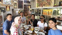 Tak hanya makan mewah, Yensen Indiani juga menikmati makan di warung pinggir jalan yang ada di Bali. Foto: Instagram @ceseniy