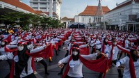 Sebagian besar siswa ini tidak diwajibkan menggunakan baju tari remo. Mereka bisa memakai pakaian lain, termasuk selendang tidak harus berwarna merah. (Getty Images/Juni Kriswato)