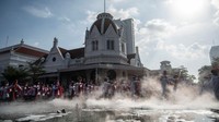 Tari remo massal ini digelar di 10 titik. 10 Titik itu di Jalan Tunjungan, Tugu Pahlawan, Jembatan Merah, Jembatan Sawunggaling, Halaman Balai Kota, Alun-alun Surabaya, Taman Bungkul, Taman Apsari, Taman 10 Nopember dan halaman sekolah-sekolah SD dan SMP se-Surabaya. (Getty Images/Juni Kriswato)