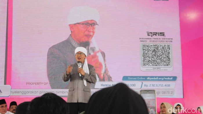 Aa Gym saat berceramah di Medan. (Ahmad Arfah Fansuri Lubis/detikSumut)