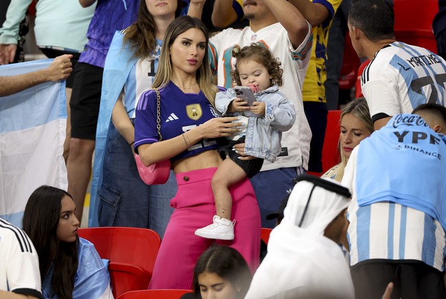 Mungkin tak ada yang menyangka jika Agustina Gandolfo sudah berstatus sebagai seorang ibu. Ia dan Lautaro sudah dikaruniai seorang putri. (Foto: Getty Images/Jean Catuffe)