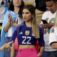 Selain aksi para bintang sepakbola di Piala Dunia 2022, kehadiran para WAGs alias istri atau kekasih para pemain bola selalu sukses menarik perhatian. Salah satunya, Agustina Gandolfo, istri penyerang Argentina Lautaro Martinez. Inilah penampilannya saat menyaksikan laga Argentina melawan Australia pada awal Desember. (Foto: Getty Images/Jean Catuffe)