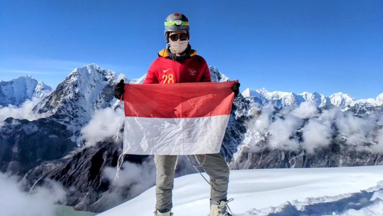 Andika Kusuma buka suara setelah fotonya ketika taklukan Gunung Everest dicomot pria Majalengka. Andika Kusuma buka suara setelah fotonya ketika taklukan Gunung Everest dicomot pria Majalengka.