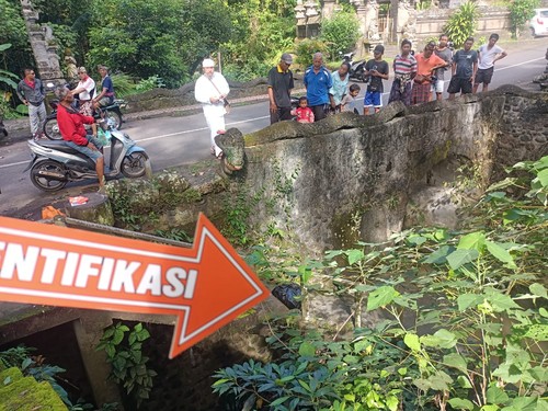 Anggota Polsek Mengwi saat olah TKP penemuan jasad orok di tangga sungai Tengkulak Banjar Celuk, Kelurahan Kapal, Badung, Minggu (18/12/2022).