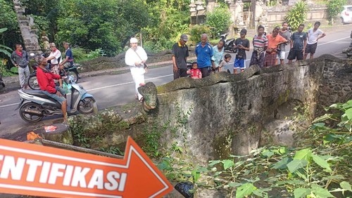 Anggota Polsek Mengwi saat olah TKP penemuan jasad orok di tangga sungai Tengkulak Banjar Celuk, Kelurahan Kapal, Badung, Minggu (18/12/2022).