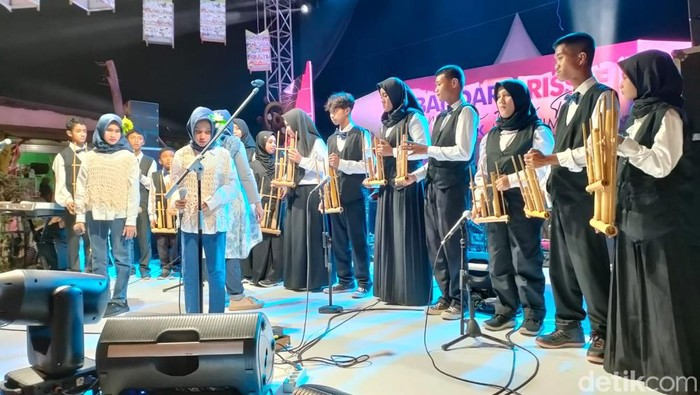 Antusias Anak SLB di Gresik Mainkan Musik Angklung Sambut Kedatangan Menparekraf
