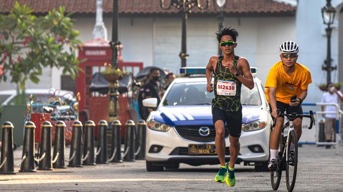 Sejumlah pelari memacu kecepatan mereka dari garis start saat mengikuti ajang lari Semarang 10K di Semarang, Jawa Tengah, Minggu (18/12/2022). Ajang lari berjarak tempuh 10 Kilometer tersebut menghadirkan empat kategori lomba yaitu 10K Nasional (putra/putri), 10K Master (putra/putri), 10K Pelajar (putra/putri) dan Kid Dash (putra/putri) berhadiah total Rp286 juta yang diikuti 2100 peserta dari berbagai daerah di Indonesia sebagai ajang promosi pariwisata Kota Semarang. ANTARA FOTO/Aji Styawan/foc.