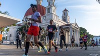 Peserta berlari melewati Gereja GPIB Imanuel (Gereja Blenduk) di Kawasan Cagar Budaya Nasional Kota Lama Semarang. Ajang lomba lari ini berhadiah total Rp286 juta.