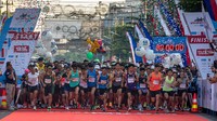 Sejumlah peserta mulai berlari dari garis start di ajang lari Semarang 10K di Semarang, Jawa Tengah, Minggu (18/12/2022). Ajang lari berjarak tempuh 10 Kilometer tersebut menghadirkan empat kategori lomba yaitu 10K Nasional (putra/putri), 10K Master (putra/putri), 10K Pelajar (putra/putri) dan Kid Dash (putra/putri).