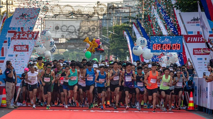 Antusias Warga Semarang Ikut Ajang Lomba Lari 10K Sejumlah pelari memacu kecepatan mereka dari garis start saat mengikuti ajang lari Semarang 10K di Semarang, Jawa Tengah, Minggu (18/12/2022). Ajang lari berjarak tempuh 10 Kilometer tersebut menghadirkan empat kategori lomba yaitu 10K Nasional (putra/putri), 10K Master (putra/putri), 10K Pelajar (putra/putri) dan Kid Dash (putra/putri) berhadiah total Rp286 juta yang diikuti 2100 peserta dari berbagai daerah di Indonesia sebagai ajang promosi pariwisata Kota Semarang. ANTARA FOTO/Aji Styawan/foc.