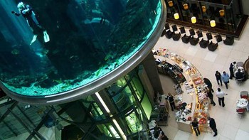 Dibuka pada 2 Desember 2003, bangunan silinder akrilik ini dibuat oleh International Concept Management, Inc. menggunakan panel Reynolds Polymer Technology, dan gambar arsitekturnya ditangani Sergei Tchoban. Foto: Radissonblu.com/Bored Panda