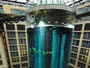 4 Fakta AquaDom, Akuarium Terbesar Dunia Berisi 1.500 Ikan yang Meledak