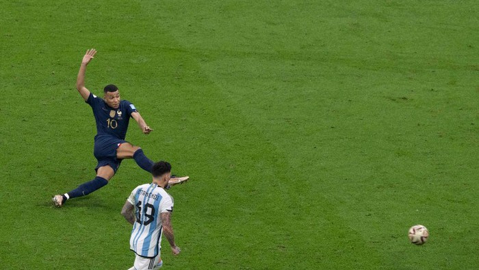 LUSAIL CITY, QATAR - DECEMBER 18: Kylian Mbappe of France scores his teams second goal during the FIFA World Cup Qatar 2022 Final match between Argentina and France at Lusail Stadium on December 18, 2022 in Lusail City, Qatar. (Photo by Sebastian Frej/MB Media/Getty Images)