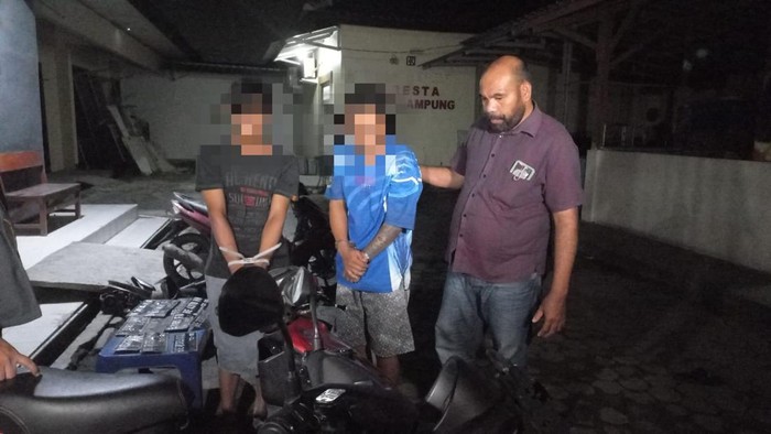 AV (17) dan Arfan (31) bersama barang bukti motor hasil curian (Foto: Dok Polresta Bandar Lampung)