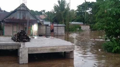 Banjir menerjang satu kelurahan di Kabupaten Dompu, Nusa Tenggara Barat (NTB), Sabtu (17/12/2022).