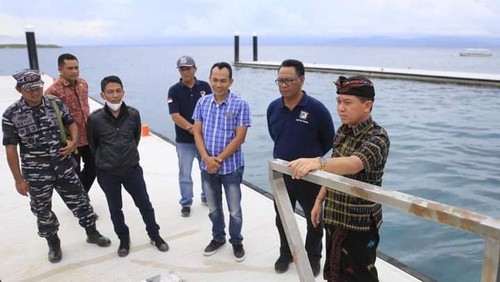 Bupati Klungkung I Nyoman Suwirta (paling kanan) melihat kondisi jembatan ponton di Pelabuhan Banjar Nyuh, Nusa Penida, belum lama ini. (IST)