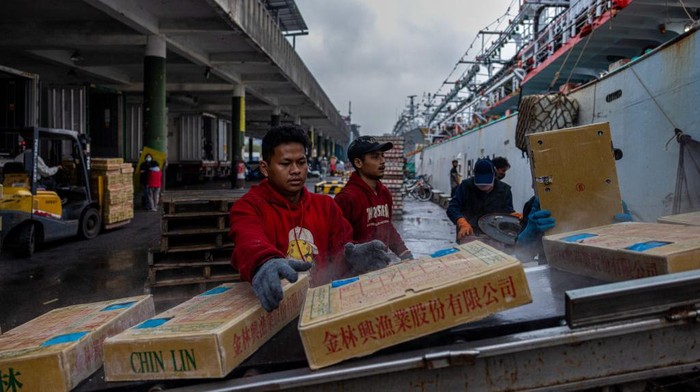 Cegah Serbuan Produk China ke AS, Biden Mau Naikkan Pajak Impor Barang Ini