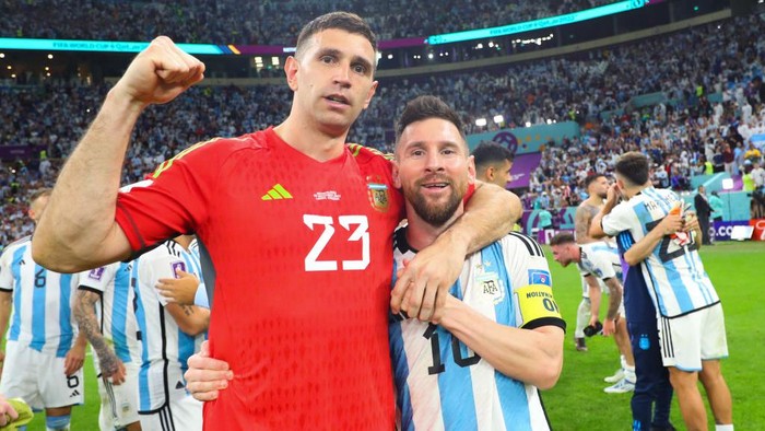 LUSAIL CITY, QATAR - DECEMBER 9: Emiliano Martinez and Lionel Messi of Argentina celebrate after winning the FIFA World Cup Qatar 2022 quarter final match between Netherlands and Argentina at Lusail Stadium on December 09, 2022 in Lusail City, Qatar. (Photo by Gustavo Pagano/Getty Images)