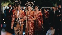 Ketua dari Medan saat menyenteri jalan Paspampres. Momen ini dibagikan oleh Erina di akun Instagramnya. (Foto: dok. Instagram Story Erina Gudono)