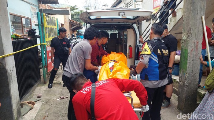 Evakuasi jenazah perempuan tewas di kamar mandi kontrakan Cimahi