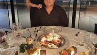 Tak hanya bersama keluarga saja, dalam acara ulang tahunnya kala itu, Fritz pun mengajak sang kekasih untuk bergabung. Foto: Instagram @fritzhutapeaa