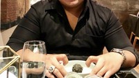 Terakhir, ada pose gagah dari Fritz Hutapea saat makan di restoran. Netizen salah fokus dengan menu yang dihidangkan. Foto: Instagram @fritzhutapeaa