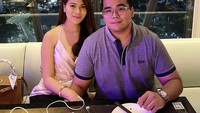 Ada juga keromantisan Fritz dan kekasih saat makan malam berdua di sebuah restoran. Ia memulih restoran dengan pemandangan gedung tinggi. Foto: Instagram @fritzhutapeaa