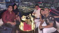Momen kedekatan Fritz Hutapea dengan keluarha dapat terlihat dari momen ini. Mereka menikmati wine di atas ketinggian. Foto: Instagram @fritzhutapeaa