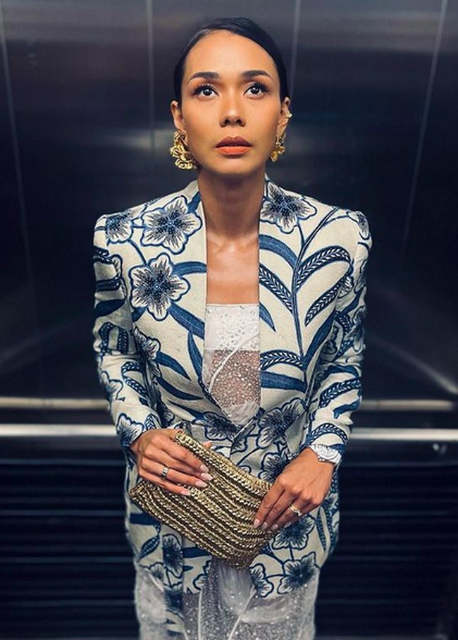 Sebisa mungkin, pemeran karakter Karmen di film Ada Apa dengan Cinta ini selalu menyertakan elemen Indonesi di setiap penampilannya. Apalagi ia ditunjuk Iwan Tirta Private Collection sebagai kolaborator. (Foto: Instagram/@adiniawrst)