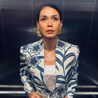 Sebisa mungkin, pemeran karakter Karmen di film Ada Apa dengan Cinta ini selalu menyertakan elemen Indonesi di setiap penampilannya. Apalagi ia ditunjuk Iwan Tirta Private Collection sebagai kolaborator. (Foto: Instagram/@adiniawrst)