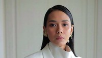 Tak disangka, Adinia Wirasti menanggapinya dengan santai. Makasih reviewnya, ternyata untuk jadi lead role harus terkenal dulu ya. Baik, jawabnya. Foto: Instagram/@adiniawrst