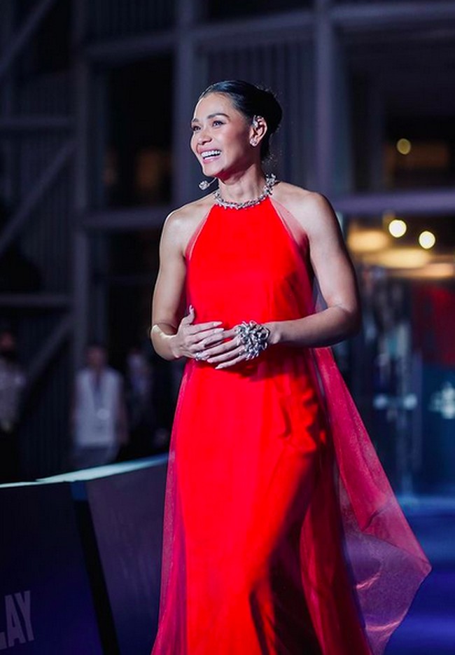 Di pemutaran perdana Mendua, serial terbaru produki Disney+ Hotstar yang dibintanginya, ia menebar pesonanya dalam balutan gaun merah halterneck rancangan Stella Rissa. (Foto: Instagram/@adiniawrst)