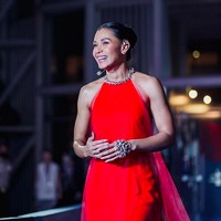 Di pemutaran perdana Mendua, serial terbaru produki Disney+ Hotstar yang dibintanginya, ia menebar pesonanya dalam balutan gaun merah halterneck rancangan Stella Rissa. (Foto: Instagram/@adiniawrst)