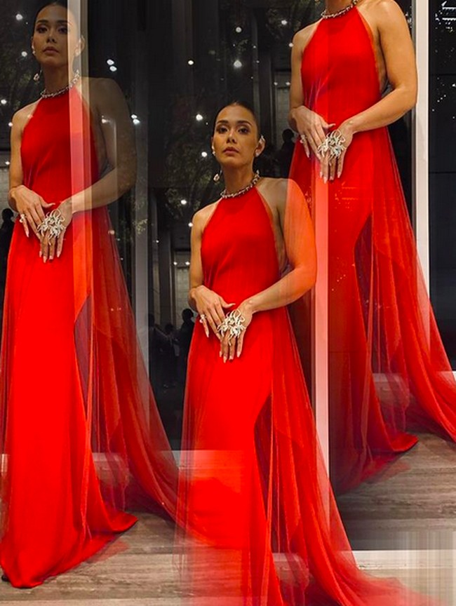 Gaun tersebut hadir dengan aksesori kalung yang menyatu sebagai pemanis di bagian belakang sehingga memberii aksentuasi pada punggung Adinia yang kekar. (Foto: Instagram/@adiniawrst)