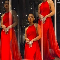 Gaun tersebut hadir dengan aksesori kalung yang menyatu sebagai pemanis di bagian belakang sehingga memberii aksentuasi pada punggung Adinia yang kekar. (Foto: Instagram/@adiniawrst)