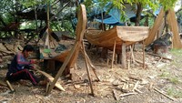 Awalnya, Sunadi hanya membantu orang tuanya yang juga perajin perahu. Proses belajar Sunadi cenderung lebih cepat dan mudah. Sebab, ia belajar di tempat usaha milik orang tua sendiri yang tidak harus memikirkan kesalahan dalam proses pembuatan.