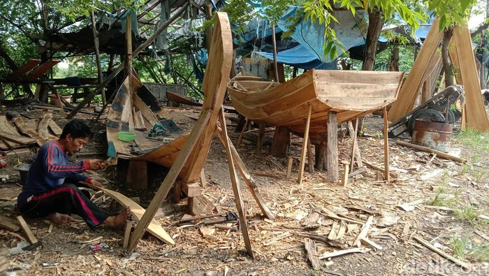 Warga dievakuasi menggunakan perahu tradisional
