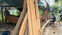 Jangan heran, jika berkunjung ke wilayah Kecamatan Pasekan, Kabupaten Indramayu, anda akan melihat tumpukan papan kayu dan kerangka perahu. Bahkan, aktivitas pembuatan perahu tradisional itu terlihat di beberapa halaman rumah.