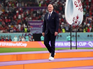 Presiden FIFA Dikritik: Jas Bagus Sepatunya kok Begitu