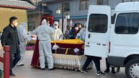 Beberapa hari terakhir, Beijing dihantam penyebaran varian Omicron yang menular amat cepat. Rumah duka dan krematorium di kota berpenduduk 22 juta kini berjuang karena tingginya kebutuhan pelayanan. Selain itu, banyak pekerja dan pengemudi dinyatakan positif COVID-19. (Foto: REUTERS/ALESSANDRO DIVIGGIANO)