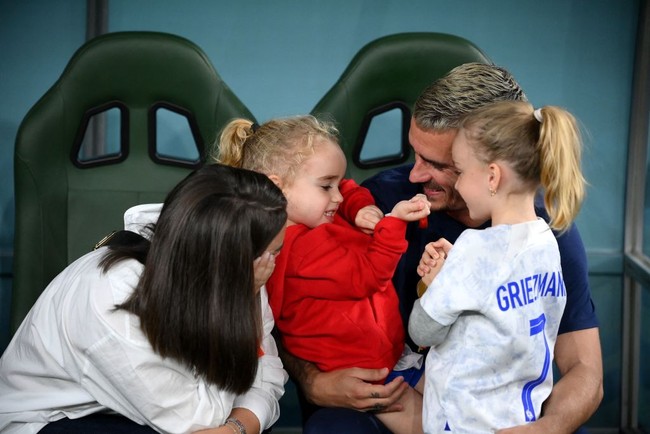 Erika dikenal sebagai WAGs Prancis yang tak suka eksis. Saat menonton Piala Dunia Qatar 2022 pun dia jarang terpotret kamera atau memunculkan wajahnya. Pada foto ini misalnya, Erika hanya sedikit terlihat saat menghampiri suaminya usai pertandingan Prancis melawan Tunisia. Foto: Dok. Getty Images, Instagram