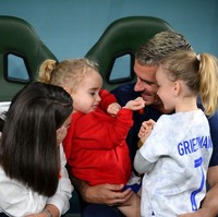 Erika dikenal sebagai WAGs Prancis yang tak suka eksis. Saat menonton Piala Dunia Qatar 2022 pun dia jarang terpotret kamera atau memunculkan wajahnya. Pada foto ini misalnya, Erika hanya sedikit terlihat saat menghampiri suaminya usai pertandingan Prancis melawan Tunisia. Foto: Dok. Getty Images, Instagram