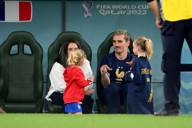 Kedekatan Erika Choperena dan Antoine Griezmann terungkap hanya melalui buku autobiografi pesepakbola yang dijuluki baby-faced assassin itu. Keduanya saling mengenal saat striker Prancis itu masih bermain untuk tim Real Sociedad dan Choperena menuntut ilmu di San Sebastian, Spanyol. Foto: Dok. Getty Images, Instagram